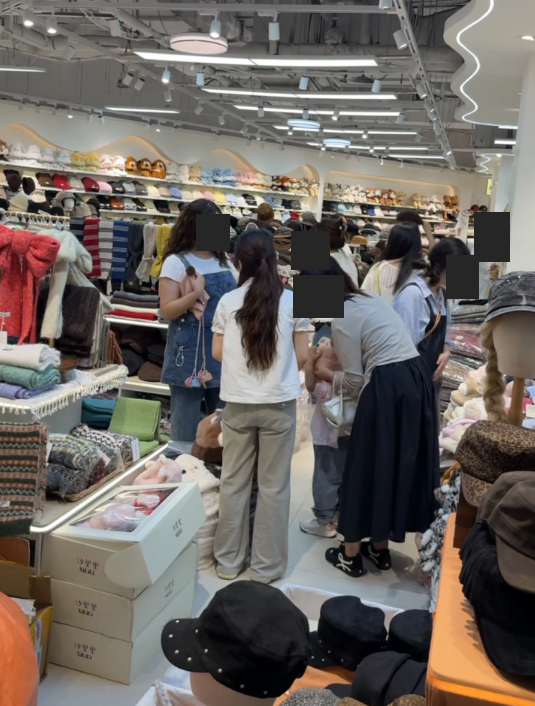 艾美世界店内,客户正在选货。