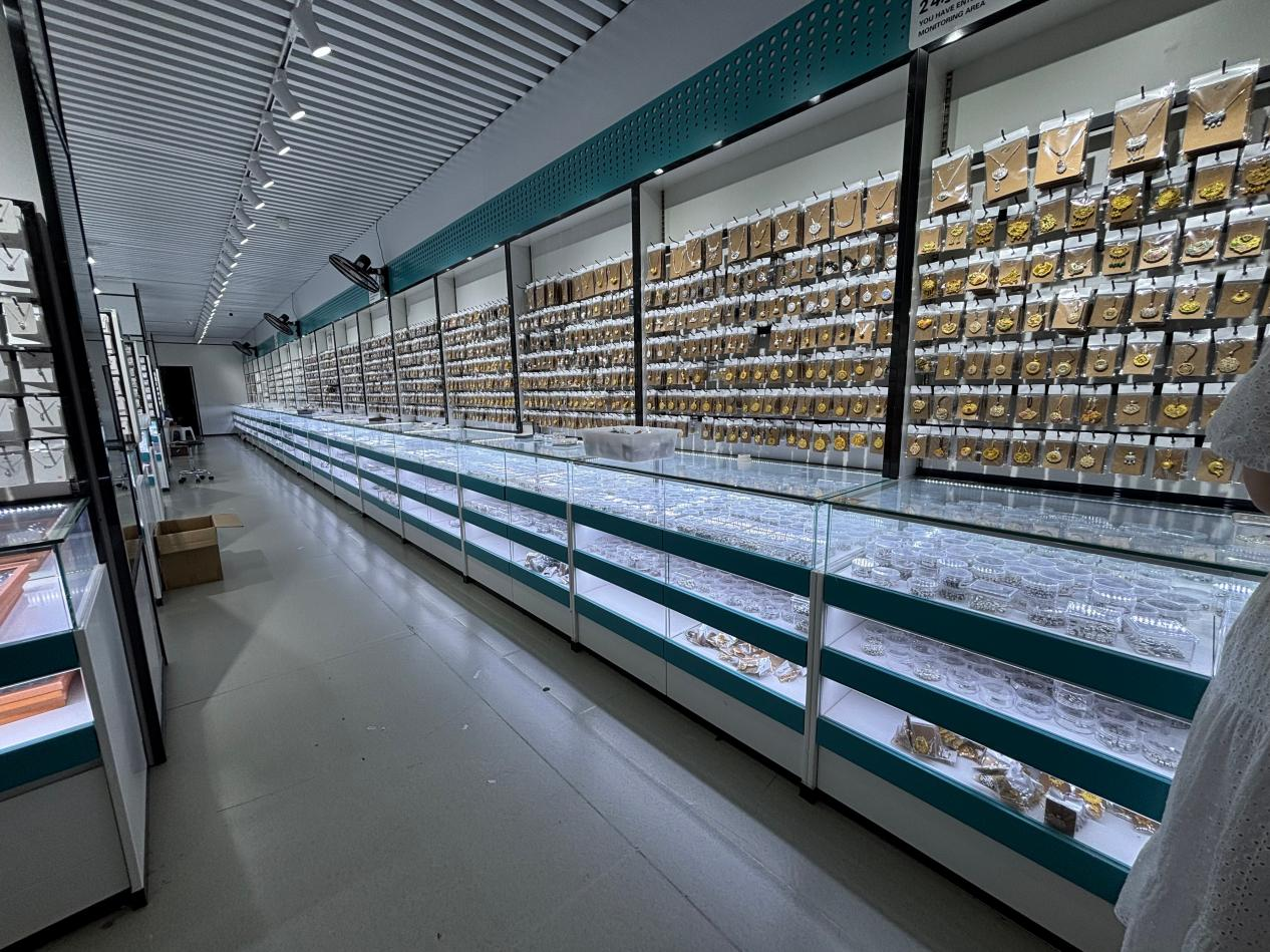 缘份桥展厅里的配件陈列。