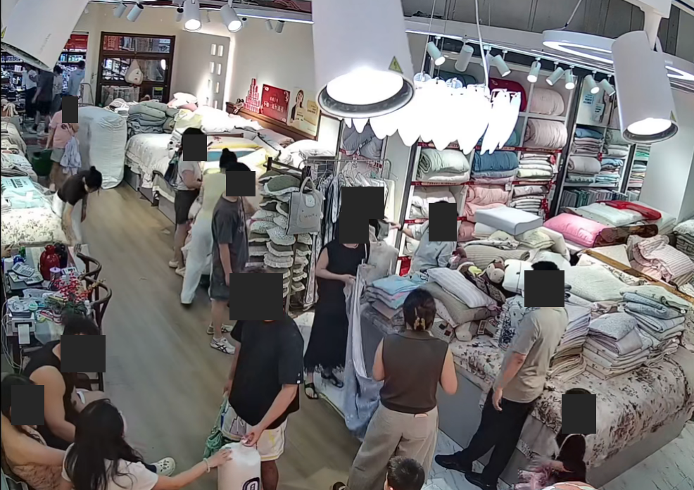 中美恒源祥店内，顾客正在看货、选货。